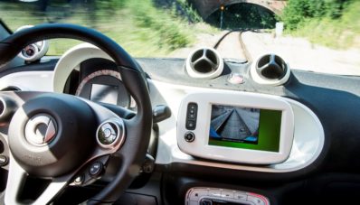 Weh, Smart Forfour Ini Dimodifikasi Untuk Berjalan Di Rel Kereta Api!