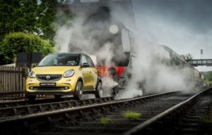 Weh, Smart Forfour Ini Dimodifikasi Untuk Berjalan Di Rel Kereta Api!