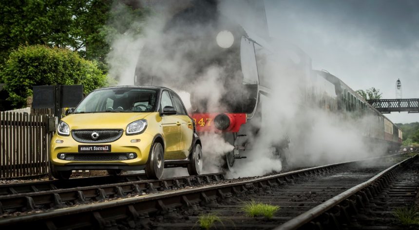 Weh, Smart Forfour Ini Dimodifikasi Untuk Berjalan Di Rel Kereta Api!