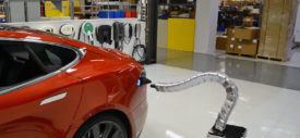 Keren, Charger Robotik Tesla Ini Bergerak Bak Ular Untuk Mencari Charger Port Pada Mobil!