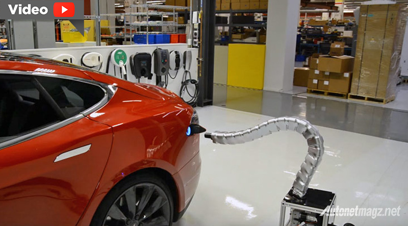 Berita, charger-robotik-tesla: Keren, Charger Robotik Tesla Ini Bergerak Bak Ular Untuk Mencari Charger Port Pada Mobil!