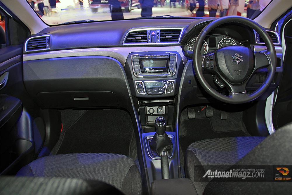 Berita, dashboard interior Suzuki Ciaz Baleno baru: First Impression Review Suzuki Ciaz dari Gaikindo IIAS 2015