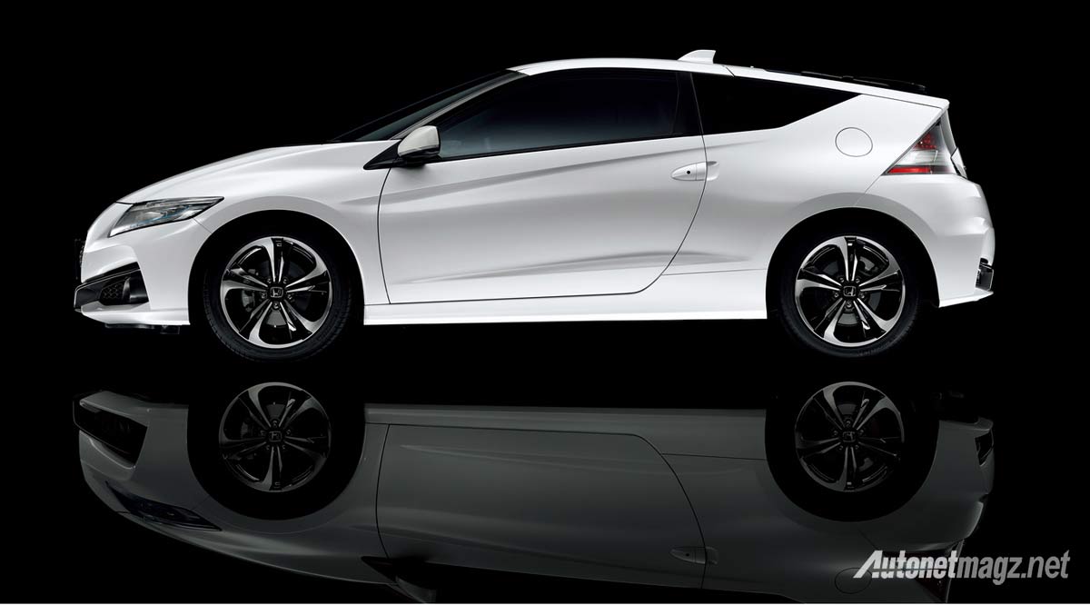 Berita, honda-cr-z-facelift-white-side: Honda CR-Z Facelift Bawa Sejumlah Fitur Baru, Mesin Masih Sama Tanpa Ubahan