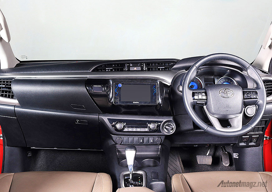 Berita, interior dashboard All New Toyota Hilux baru 2015: Toyota All New Hilux Hadir di GIIAS 2015, Paduan Kenyamanan dan Ketangguhan