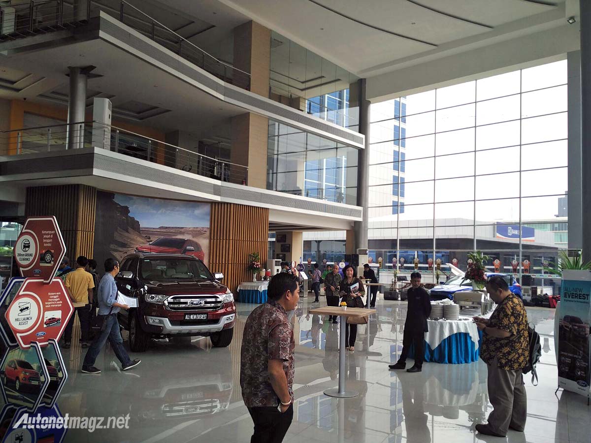 Ford, Showroom sales Ford BSD Tangerang: Ford Indonesia Membuka Sembilan Dealer Baru Dengan Standar Global Ford