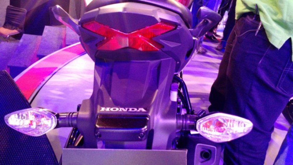 Berita, honda-cb160r-hornet-stoplamp: Honda CB Hornet 160R (MegaPro) Dirilis Di India, Part Identik CB150R Facelift
