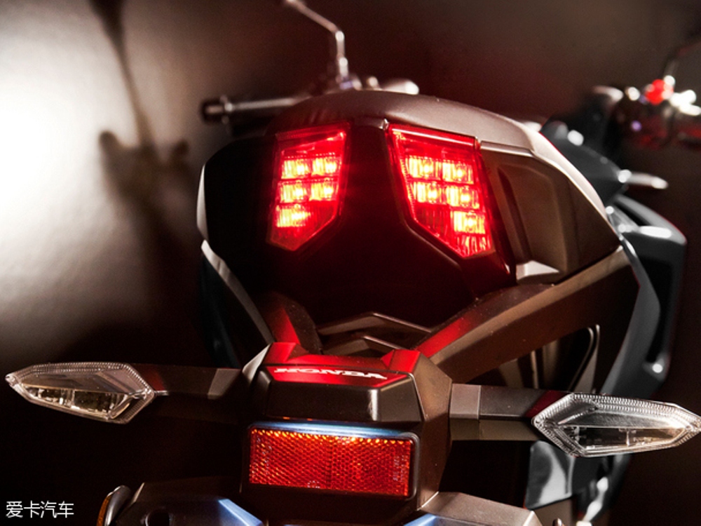 Berita, honda-cb190r-stoplamp: Honda CB190R Street Fighter Dirilis Di Tiongkok, Berminatkah Bila Dijual Di Indonesia?