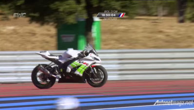 Gila, Kawasaki ZX-10R Ini Berjalan Sendiri Setelah Bersenggolan Seperti Dikendarai Hantu!