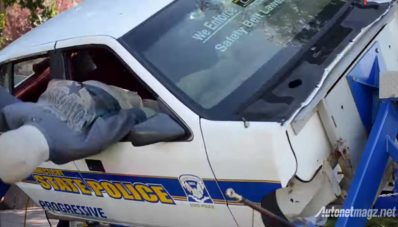 Kepolisian Amerika Serikat Tunjukkan Pentingnya Pemakaian Sabuk Pengaman Kepada Mahasiswa Kepolisian Amerika Serikat Tunjukkan Pentingnya Pemakaian Sabuk Pengaman Kepada Mahasiswa