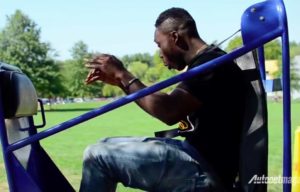 Kepolisian Amerika Serikat Tunjukkan Pentingnya Pemakaian Sabuk Pengaman Kepada Mahasiswa Kepolisian Amerika Serikat Tunjukkan Pentingnya Pemakaian Sabuk Pengaman Kepada Mahasiswa