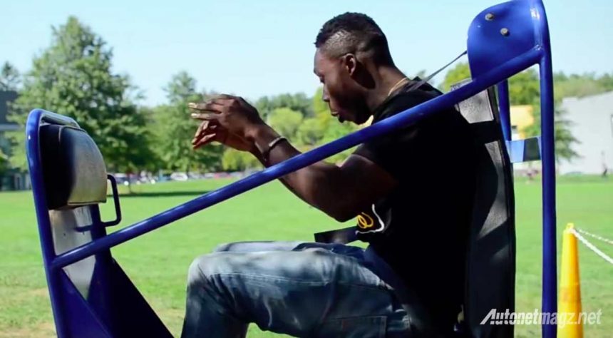 Kepolisian Amerika Serikat Tunjukkan Pentingnya Pemakaian Sabuk Pengaman Kepada Mahasiswa Kepolisian Amerika Serikat Tunjukkan Pentingnya Pemakaian Sabuk Pengaman Kepada Mahasiswa