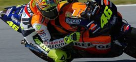 valentino-rossi-at-pitstop