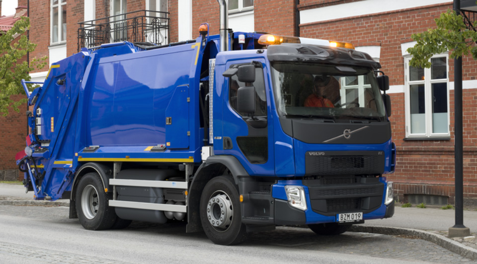 Hi-Tech, volvo-cng-garbage-truck: Volvo Menggarap Proyek Truk Sampah Dilengkapi Robot Yang Mengambil Sampah Rumah Anda