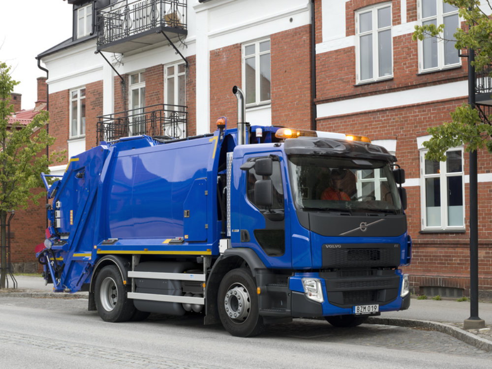 Hi-Tech, volvo-cng-garbage-truck: Volvo Menggarap Proyek Truk Sampah Dilengkapi Robot Yang Mengambil Sampah Rumah Anda