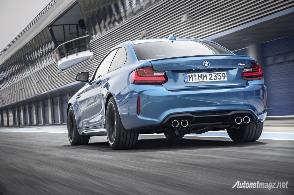 BMW, BMW-M2-Coupe-rear-on-track: BMW M2 Tampil Dengan Kegantengan Tidak Kalah Dengan M4, Plus Kompak!