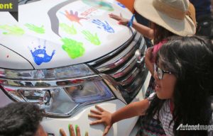 Cap Tangan Siswa SD di Nissan Serena Untuk Donasi Buku dan Dana Pendidikan Cap Tangan Siswa SD di Nissan Serena Untuk Donasi Buku dan Dana Pendidikan