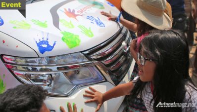 Cap Tangan Siswa SD di Nissan Serena Untuk Donasi Buku dan Dana Pendidikan Cap Tangan Siswa SD di Nissan Serena Untuk Donasi Buku dan Dana Pendidikan