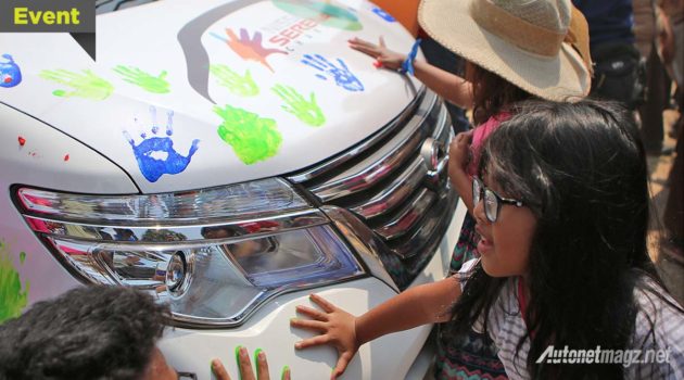 Mobil Nissan Serena dicoret-coret cap tangan untuk donasi dana pendidikan