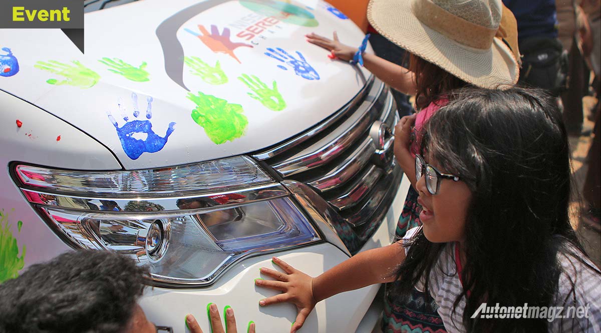Nasional, Mobil Nissan Serena dicoret-coret cap tangan untuk donasi dana pendidikan: Cap Tangan Siswa SD di Nissan Serena Untuk Donasi Buku dan Dana Pendidikan