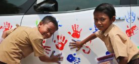 Mobil Nissan Serena dicoret-coret cap tangan untuk donasi dana pendidikan