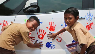 Cap Tangan Siswa SD di Nissan Serena Untuk Donasi Buku dan Dana Pendidikan Cap Tangan Siswa SD di Nissan Serena Untuk Donasi Buku dan Dana Pendidikan