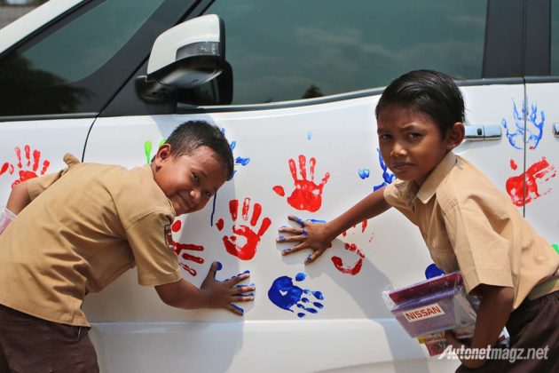 Nissan Serena baru di beri cap tangan oleh anak SD untuk donasi dana pendidikan dan buku sekolah