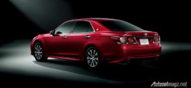 Toyota-Crown-interior-red
