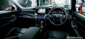 Toyota-Crown-interior-black