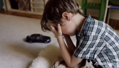 Iklan Unik Sistem Keselamatan Mercedes Benz Andalkan Mobil Mainan Yang Tidak Bisa Ditabrakkan!