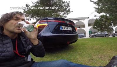 Wow, Seorang Jurnalis Berani Mencoba Minum Air Hasil Buangan Toyota Mirai! Wow, Seorang Jurnalis Berani Mencoba Minum Air Hasil Buangan Toyota Mirai!
