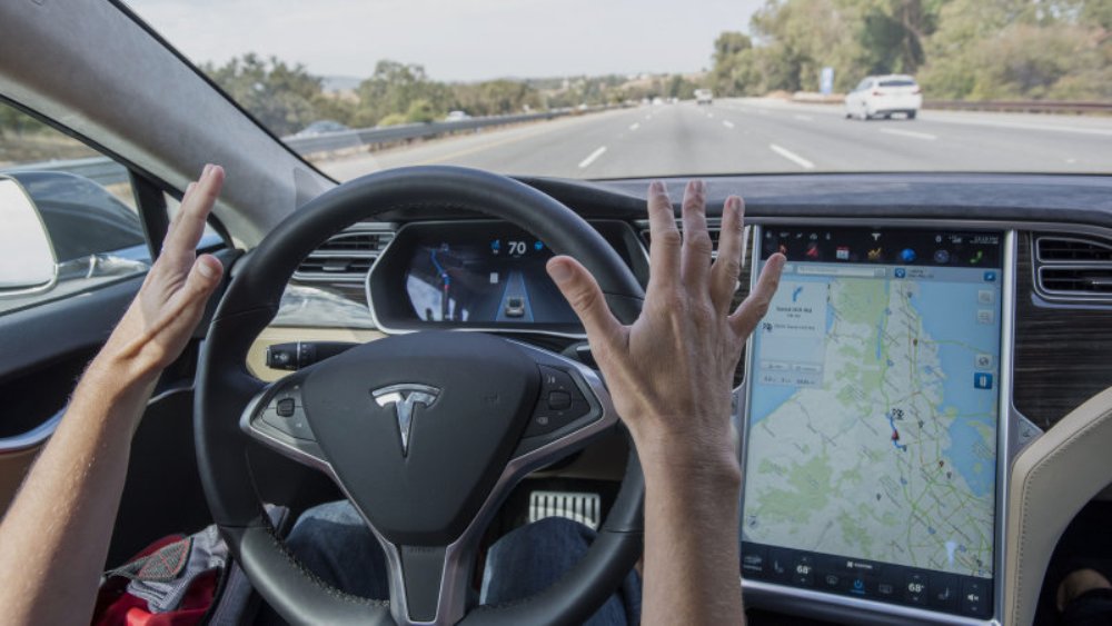 Hi-Tech, tesla-autopilot-drive: Tesla Autopilot, Langkah Pertama Mobil Yang Dapat Menyetir Sendiri, Namun Masih Kurang Sempurna