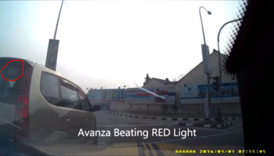 Patuhi Peraturan Lalu Lintas : BMW M4 Ini Ditabrak Toyota Avanza yang Melanggar Lampu Merah di Malaysia! Patuhi Peraturan Lalu Lintas : BMW M4 Ini Ditabrak Toyota Avanza yang Melanggar Lampu Merah di Malaysia!