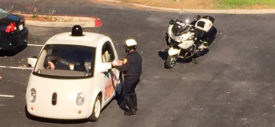 Hah, Mobil Self Driving Google Ditilang Polisi Karena Jalannya Terlalu Lambat?
