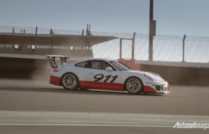 Porsche dan Mark Webber Buktikan Bahayanya Mengemudi Sambil Main HP, Bahkan di Sirkuit! Porsche dan Mark Webber Buktikan Bahayanya Mengemudi Sambil Main HP, Bahkan di Sirkuit!