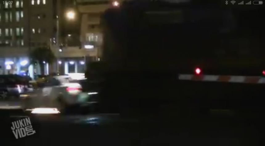 Ajaib, Honda Civic Coupe Masih Bisa Berjalan Setelah Dihantam Kereta!