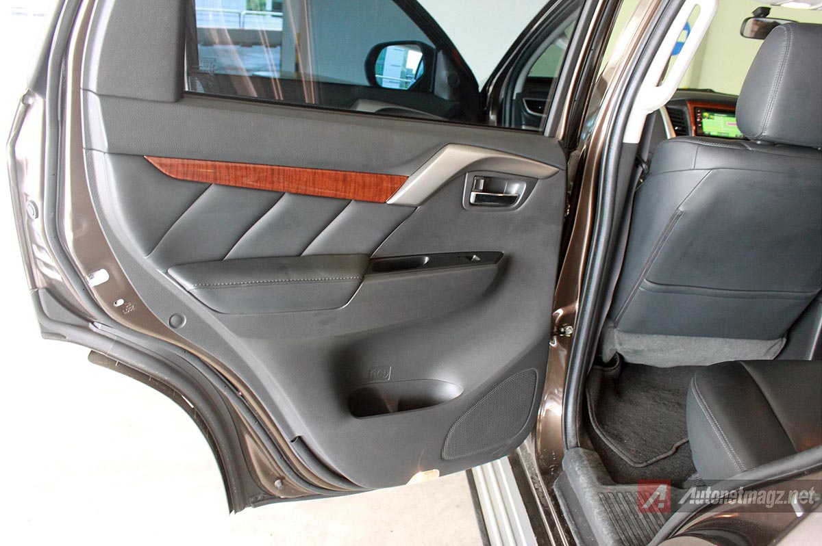 Berita, Doortrim panel pintu belakang Pajero Sport baru 2016: First Impression Review Mitsubishi All New Pajero Sport Indonesia, Part 2 : Interior