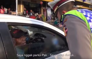 Tak Bisa Bedakan Berhenti dan Parkir, Video Polisi Tilang Supir Taksi Heboh di Internet Tak Bisa Bedakan Berhenti dan Parkir, Video Polisi Tilang Supir Taksi Heboh di Internet