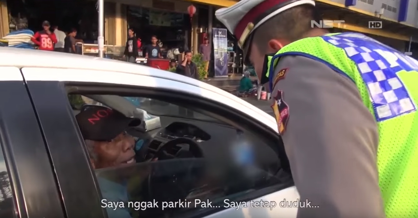 Nasional, Polisi Tilang Parkir: Tak Bisa Bedakan Berhenti dan Parkir, Video Polisi Tilang Supir Taksi Heboh di Internet