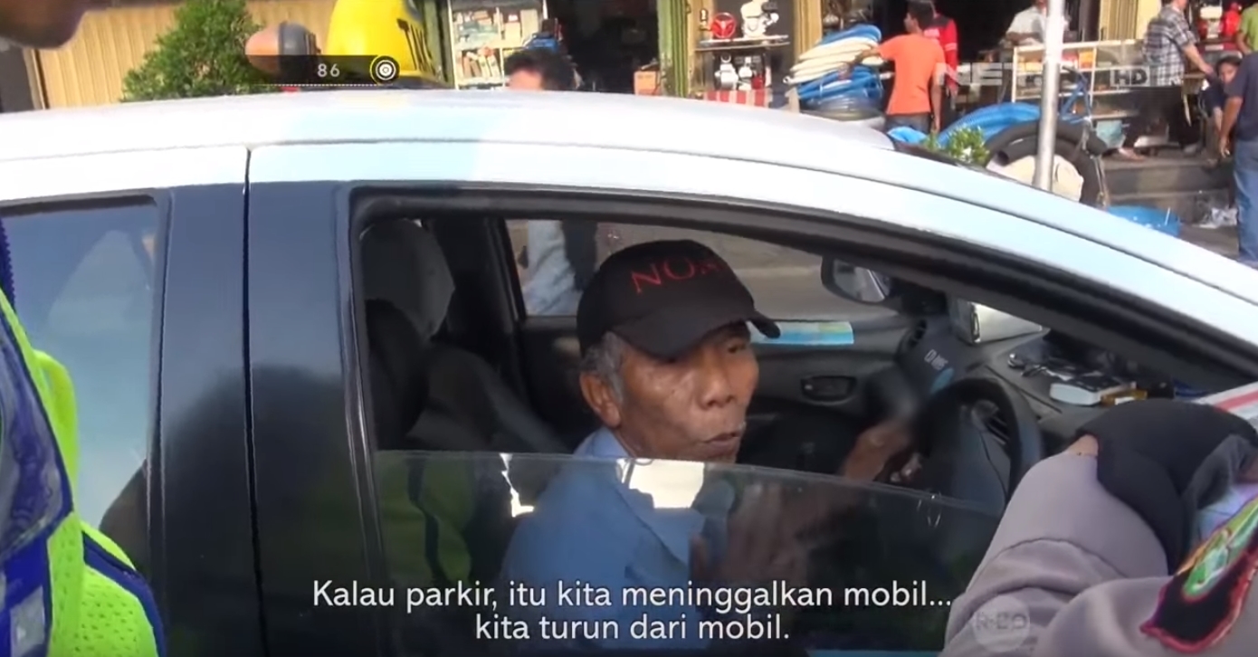 Nasional, Supir Taksi Kena TIlang: Tak Bisa Bedakan Berhenti dan Parkir, Video Polisi Tilang Supir Taksi Heboh di Internet