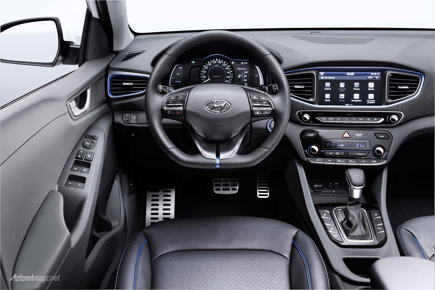 Hyundai, dashboard dan head unit Hyundai IONIQ hybrid 2016: Hyundai IONIQ Hybrid, Sporty Namun Tetap Efisien