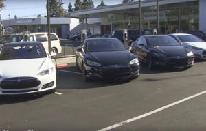 Karyawan Membludak, Lapangan Parkir Tesla Sudah Tidak Cukup Tampung Semua Kendaraan Karyawan Membludak, Lapangan Parkir Tesla Sudah Tidak Cukup Tampung Semua Kendaraan