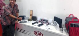 Official merchandise and diecast dealer box KIA Picanto Optima