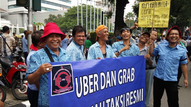 Nasional, Demo UBER: Taksi Indonesia Harusnya Ikuti Uber dan GrabCar Agar Bisa Bersaing!
