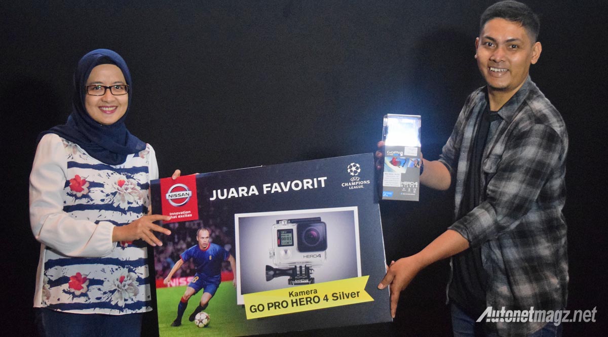 International, Hana Maharani menyerahkan hadiah GoPro Hero 4 kepada juara favorit Nissan Photo Contest: Nissan Indonesia Ajak 3 Orang Pemenang Kontes Foto Nonton Final Liga Champion di Italia