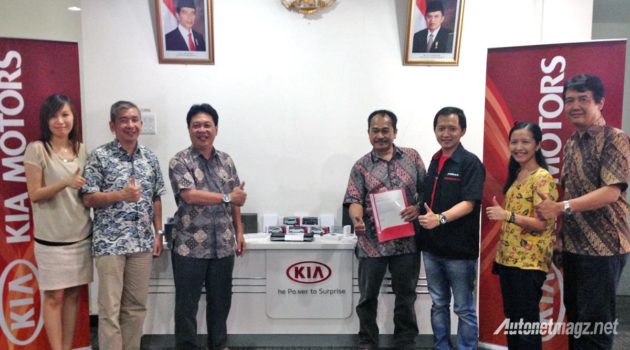 KIA Mobil Indonesia saat memberikan penghargaan The Best KIA Global Ambassador kepada Arnan A Pujo