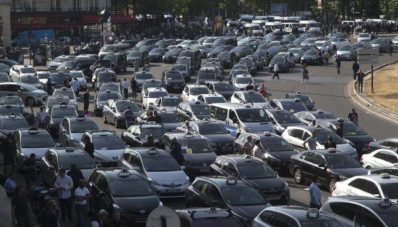 Uber vs Taksi: Offline vs Online Atau Soal Harga? Uber vs Taksi: Offline vs Online Atau Soal Harga?