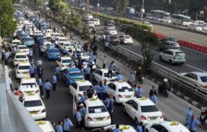 Uber vs Taksi: Offline vs Online Atau Soal Harga? Uber vs Taksi: Offline vs Online Atau Soal Harga?