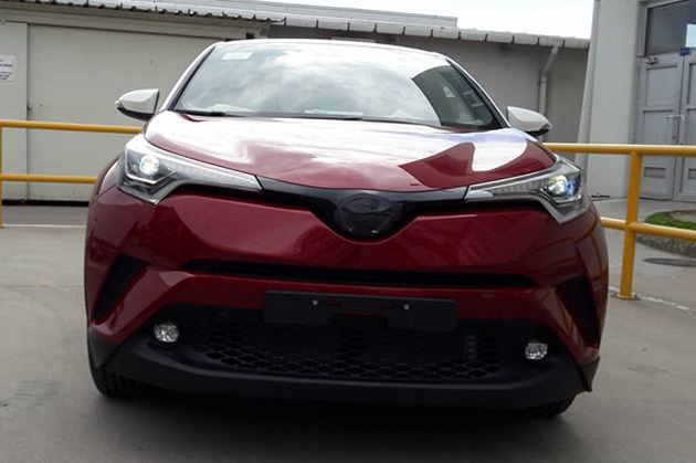 Berita, toyota c-hr red white front: Foto Baru Toyota C-HR Versi Produksi Terdeteksi Lagi di Turki