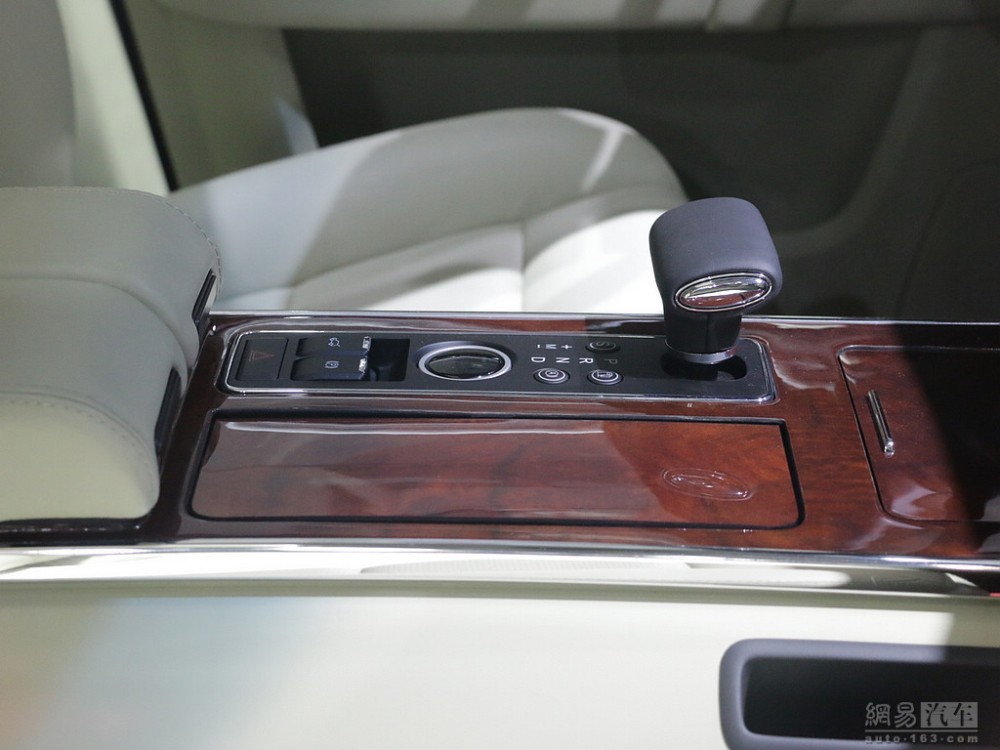 International, Hongqi-LS5-center-console: Inilah Hongqi LS5, Range Rover Dengan Kearifan Lokal Tiongkok