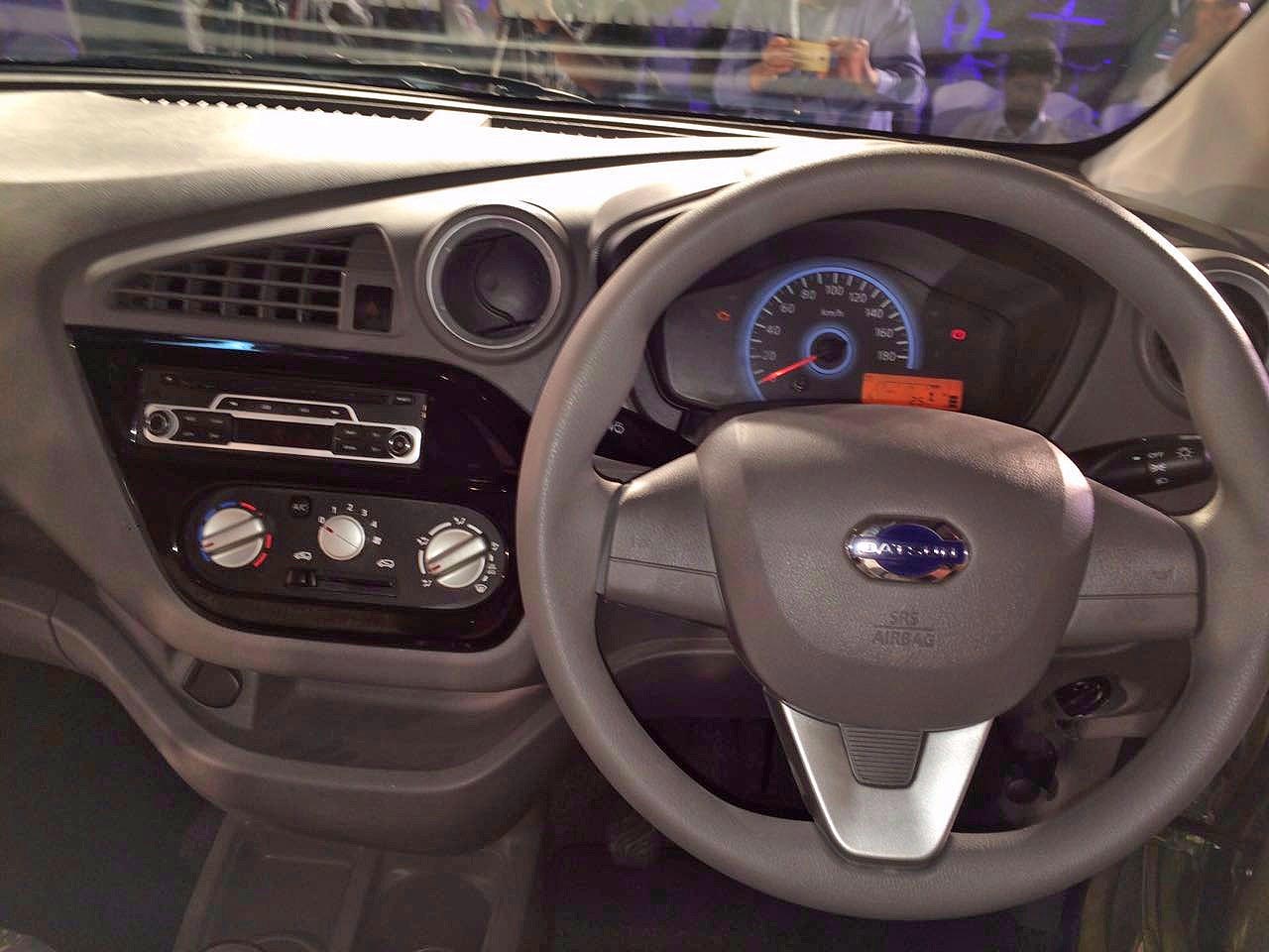Datsun, Interior dashboard Datsun Redi GO baru: Datsun Redi-GO Resmi Meluncur di India, Harga Mulai 50 Juta Saja!